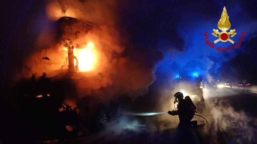 Arezzo: il camion tra le fiamme