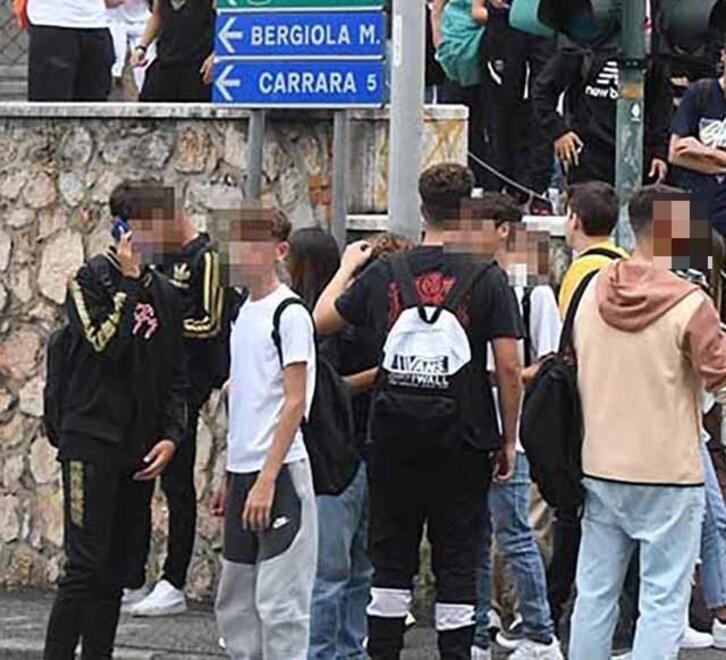 Studenti in attesa di entrare a scuola