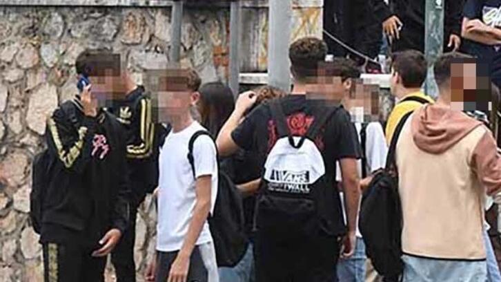 Studenti in attesa di entrare a scuola