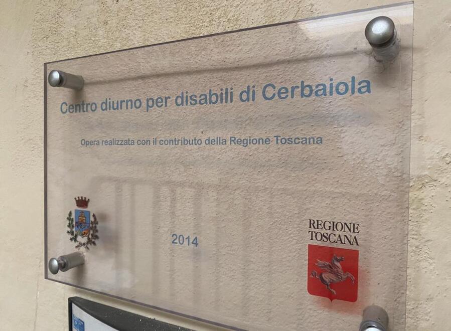 La targhetta davanti all’ingresso del Centro diurno per disabili di Cerbaiola