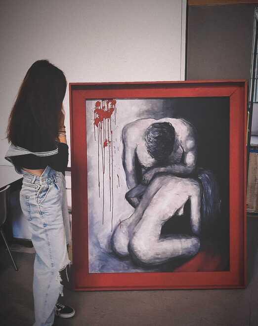Il dipinto sulla violenza contro le donne è di Giorgia Pabis studentessa del liceo artistico di Sassari