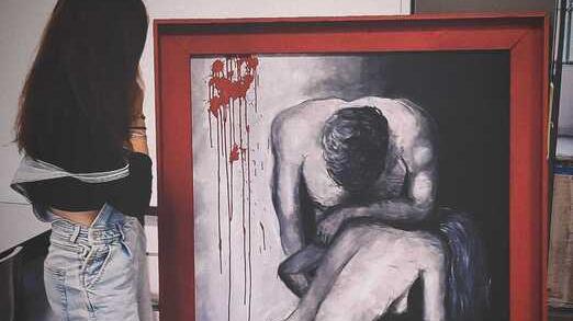 Il dipinto sulla violenza contro le donne è di Giorgia Pabis studentessa del liceo artistico di Sassari