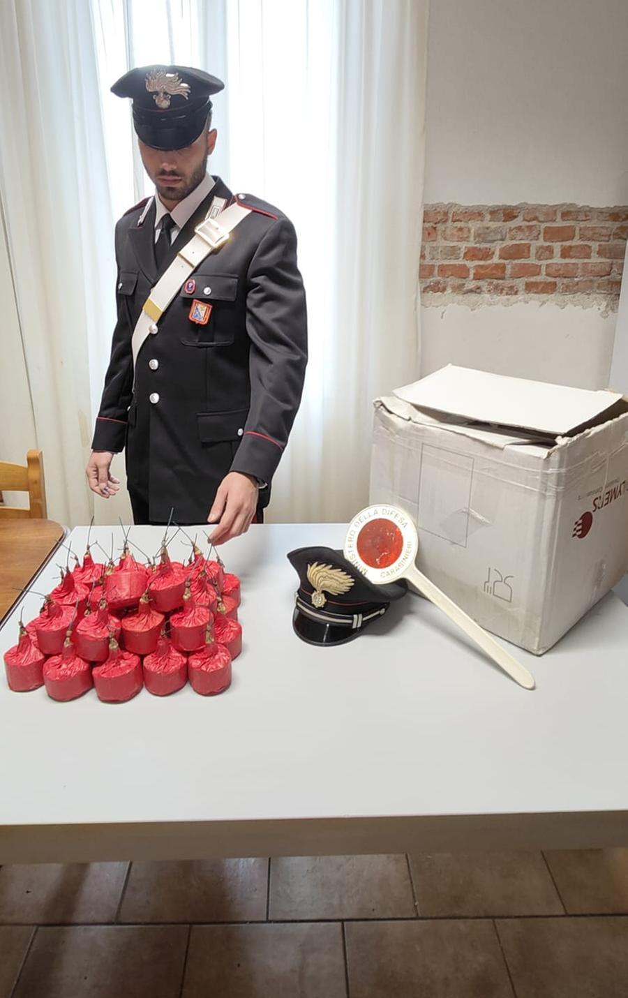 Prato, i carabinieri sequestrano 444 botti illegali e un etto di droga