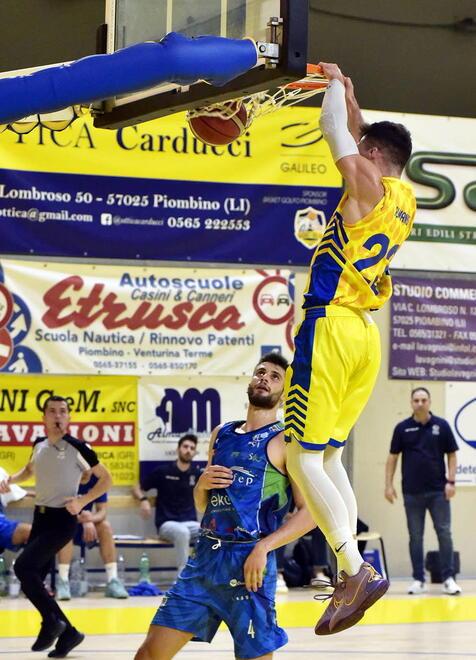Nella foto Gian Paolo Almansi schiaccia a canestro nel match contro Sant’Antimo (foto Paolo Barlettani)