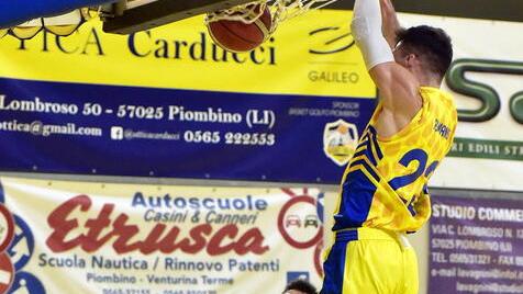 Nella foto Gian Paolo Almansi schiaccia a canestro nel match contro Sant’Antimo (foto Paolo Barlettani)