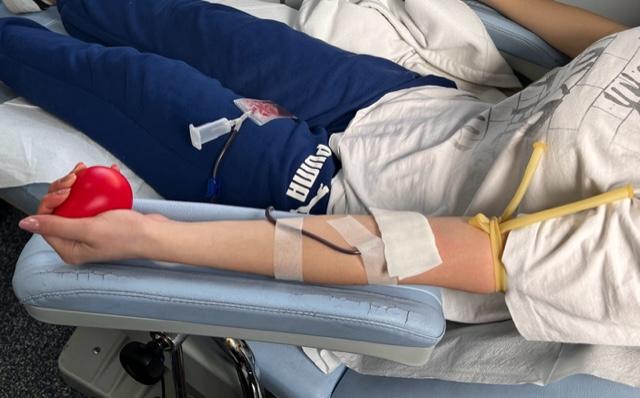 
	Una studentessa dell'Alberghiero di Sassari dona il sangue

