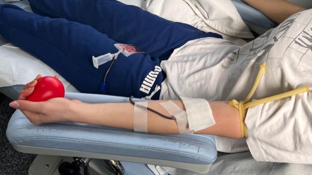
	Una studentessa dell&#39;Alberghiero di Sassari dona il sangue

