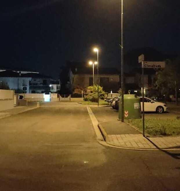 Fucecchio, scippata a 70 anni di fronte a casa: caccia ai due uomini in fuga su l'auto<br>
