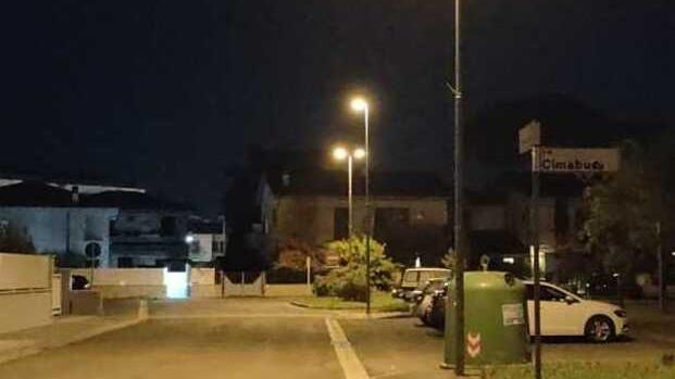 Fucecchio, scippata a 70 anni di fronte a casa: caccia ai due uomini in fuga su l'auto<br>