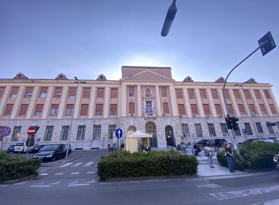 Livorno, entra in ospedale con la bicicletta nascondendo la tronchese nelle mutande: denunciato