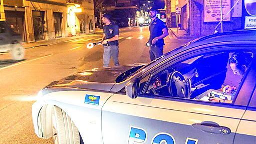 Pisa, scappa di casa a 12 anni dopo un litigio ma la madre non se ne accorge: fermata dalla polizia