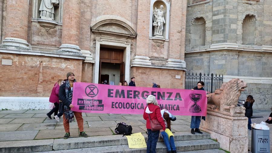Reggio Emilia, gli ambientalisti occupano la torre di San Prospero