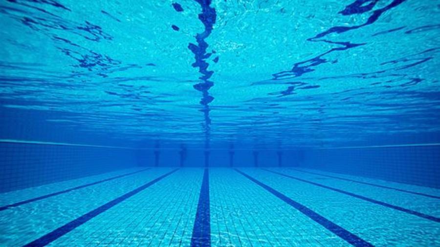 Bambino di otto anni ferito gravemente in piscina ad Arezzo: trasportato al Meyer