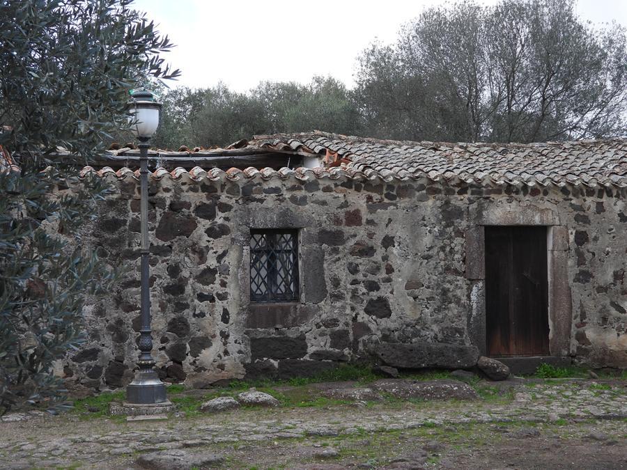 
	Uno dei muristenes danneggiati: si nota il tetto crollato

