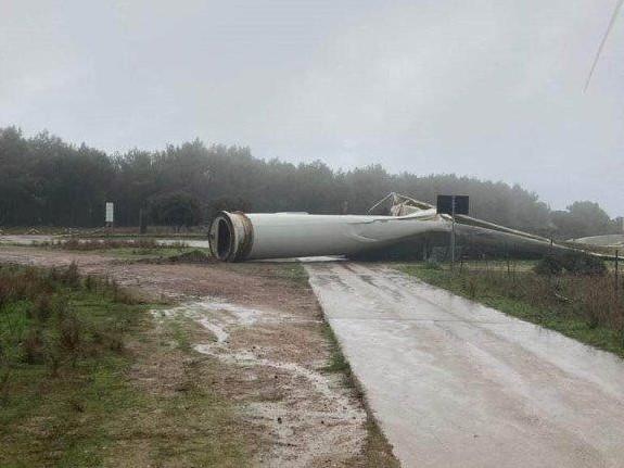 Una gigantesca pala eolica crolla sulla strada, paura a Tula
