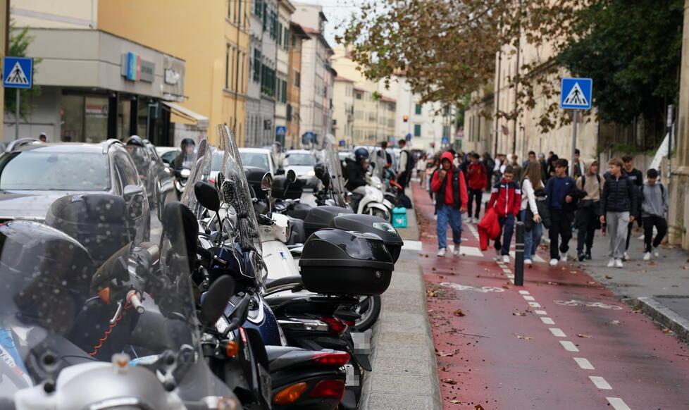 Scuole a Livorno, rotazioni delle classi tra più aule per evitare di rifiutare le iscrizioni