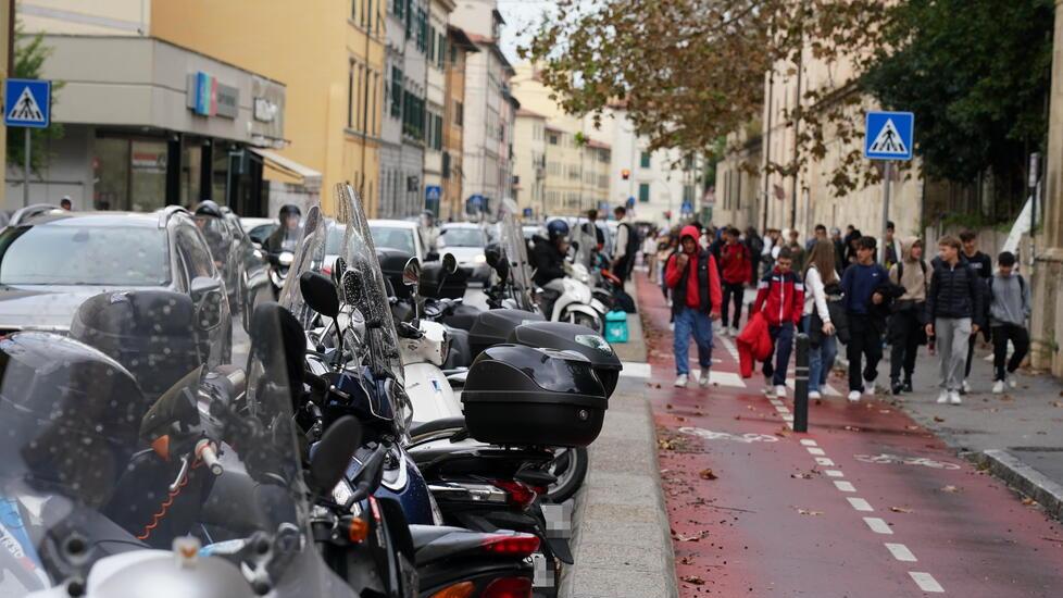 Scuole a Livorno, rotazioni delle classi tra più aule per evitare di rifiutare le iscrizioni
