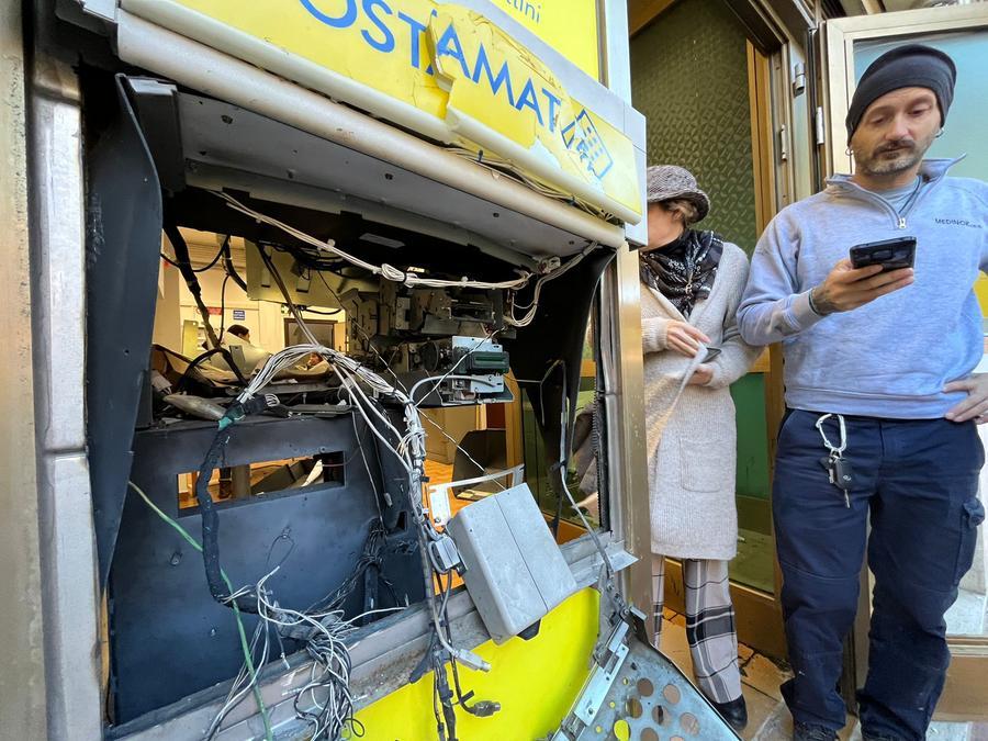 Livorno, sventrato il Postamat di via Costanza