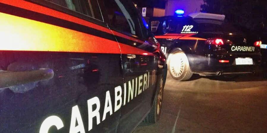 Minaccia una coppia con la pistola e poi chiama i carabinieri: “strano” caso nella notte