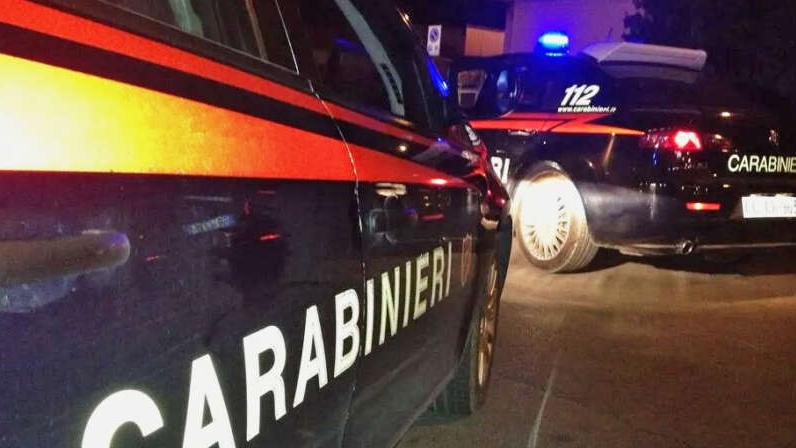 Minaccia una coppia con la pistola e poi chiama i carabinieri: “strano” caso nella notte