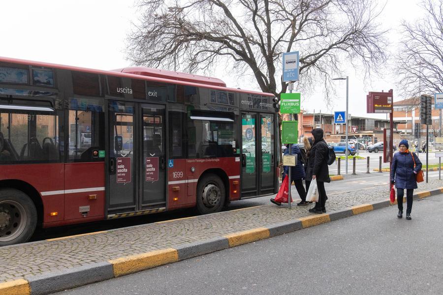 Bomba Ferrara, autobus deviati per l’evacuazione