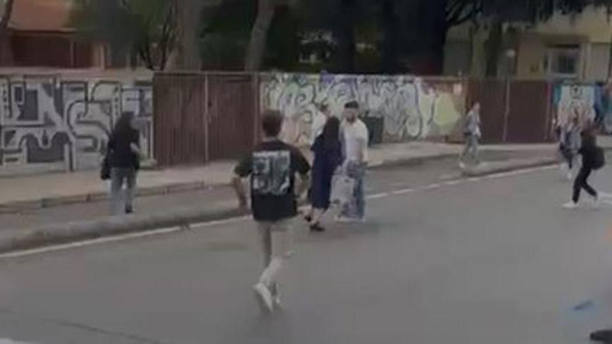Il fermo immagine di un video in cui si vedono le borseggiatrici