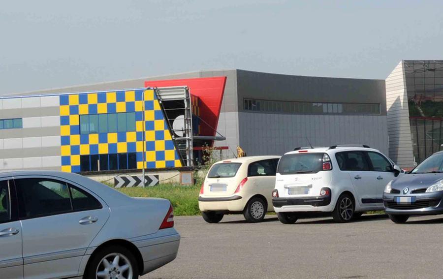 «Rubati 400 cellulari dalla Ngm», in sette finiscono a processo: i nomi