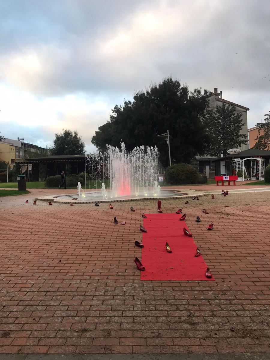 
	La fontana con una strisce di luce rossa in mezzo ai getti d'acqua

