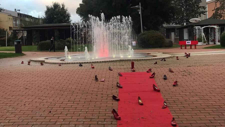 
	La fontana con una strisce di luce rossa in mezzo ai getti d&#39;acqua

