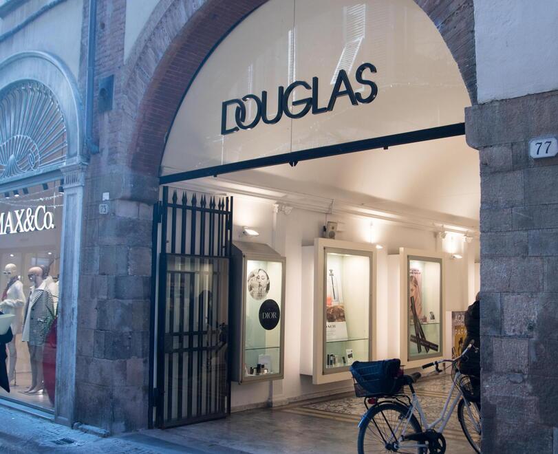 Lucca, commessa insegue il ladro in via Fillungo e si fa restituire il profumo