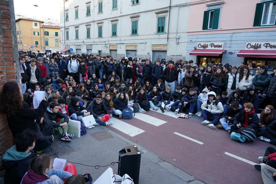 Livorno, centinaia di studenti dell’Iti al sit-in contro la violenza sulle donne – Video