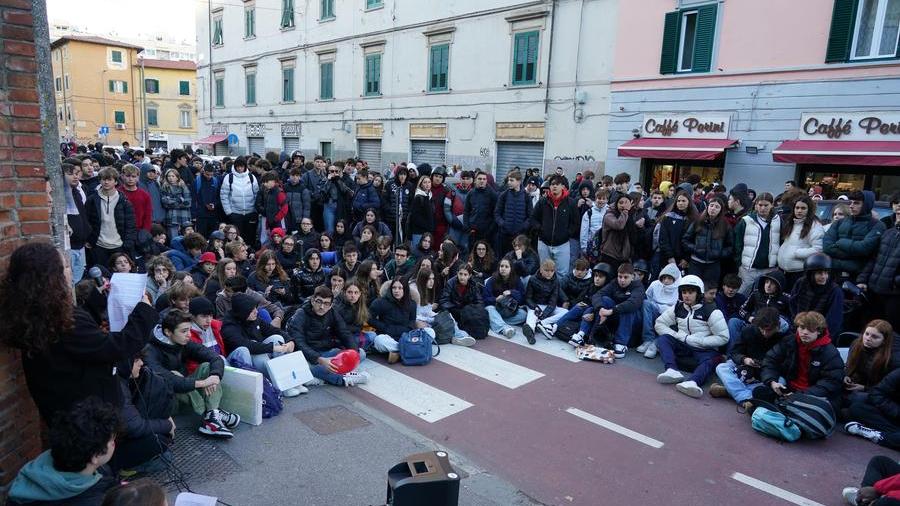Livorno, centinaia di studenti dell’Iti al sit-in contro la violenza sulle donne – Video