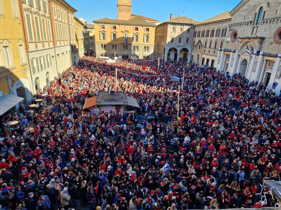Reggio Emilia si tinge di rosso per la Giornata contro la violenza sulle donne