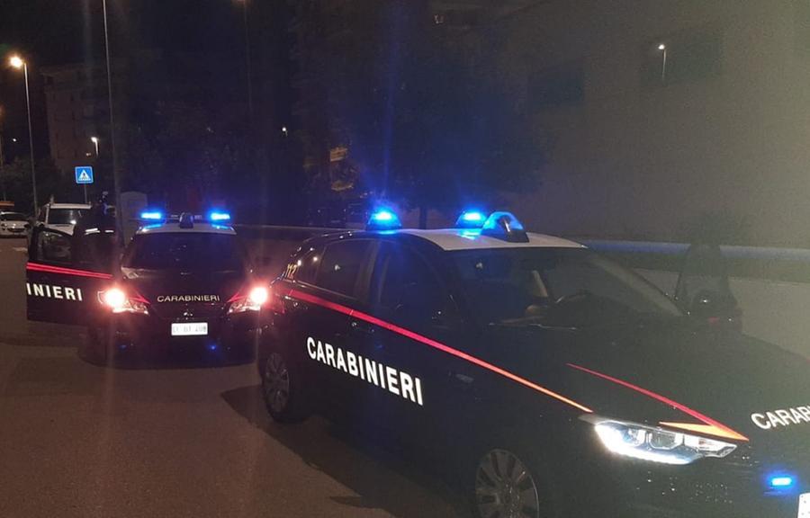 Sarroch, speronano l’auto dei carabinieri e scappano