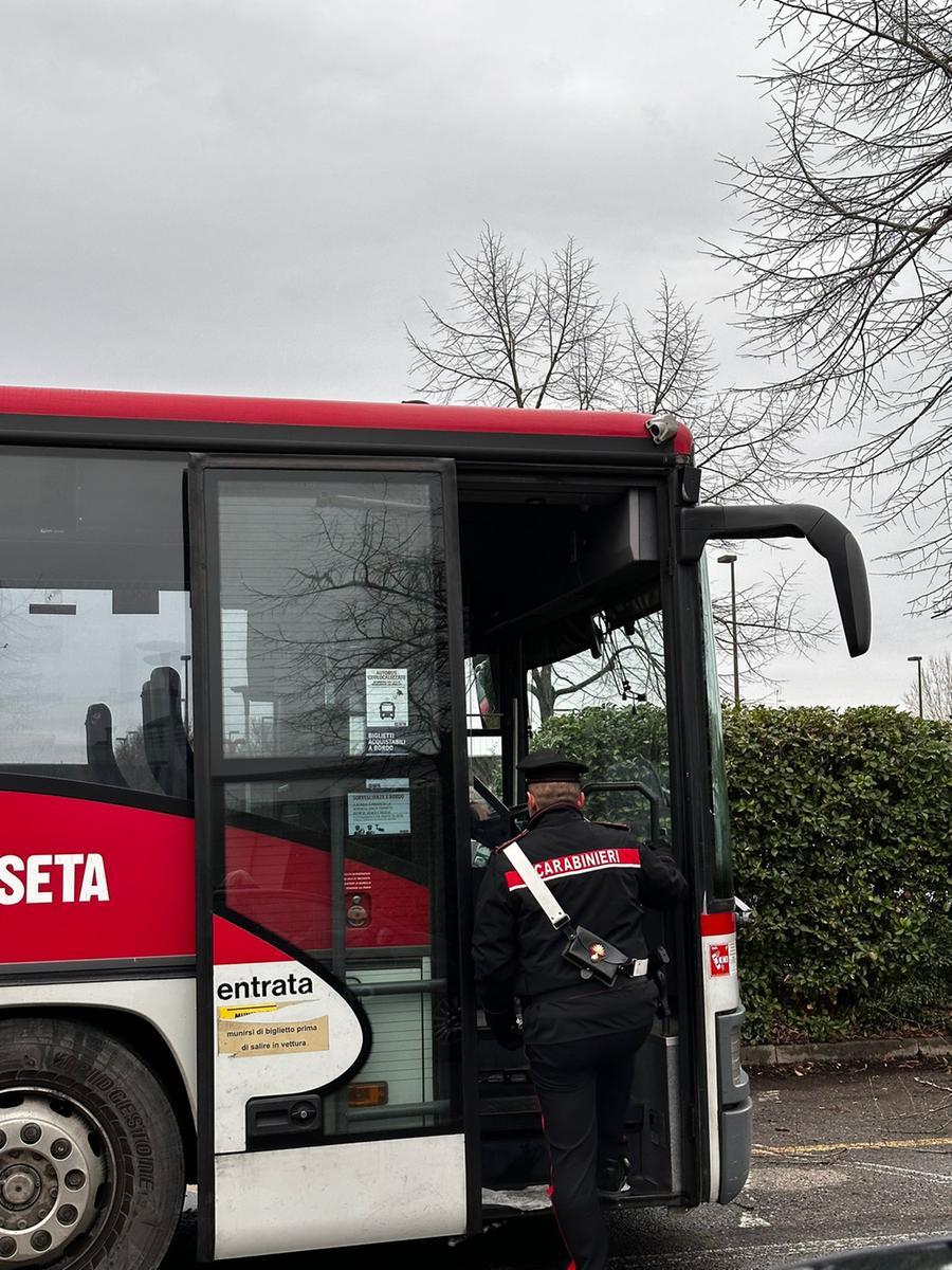 Migliarino. Ragazza molestata sull’autobus chiama il padre: aiutami