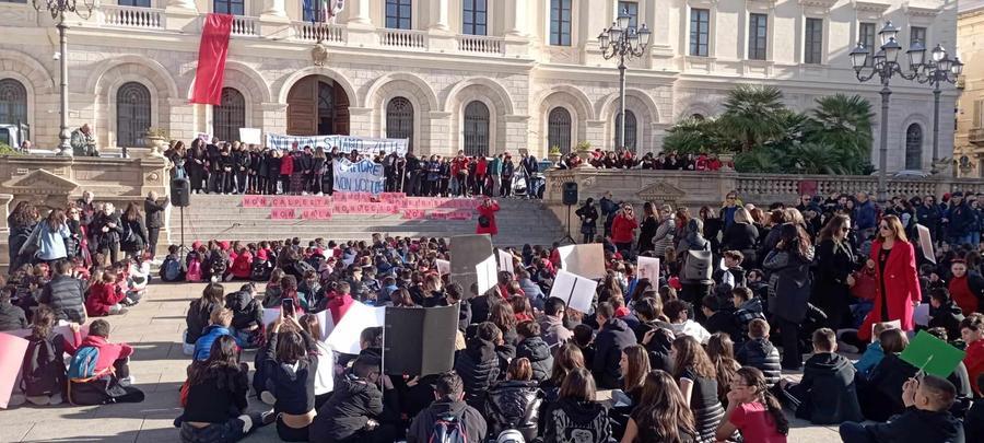 Sassari, flash mob in piazza d’Italia dell’Istituto “P. Tola” contro la violenza sulle donne