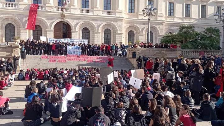 Sassari, flash mob in piazza d’Italia dell’Istituto “P. Tola” contro la violenza sulle donne