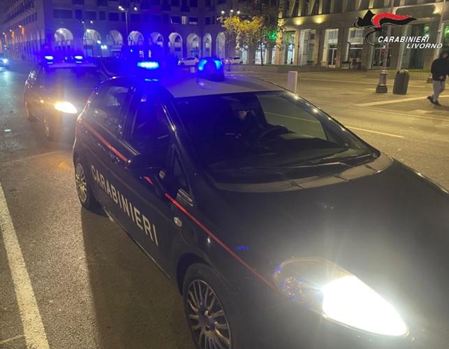 Livorno, vaga nei corridoi dell’hotel con un coltello a serramanico poi prende a pugni i carabinieri: arrestata