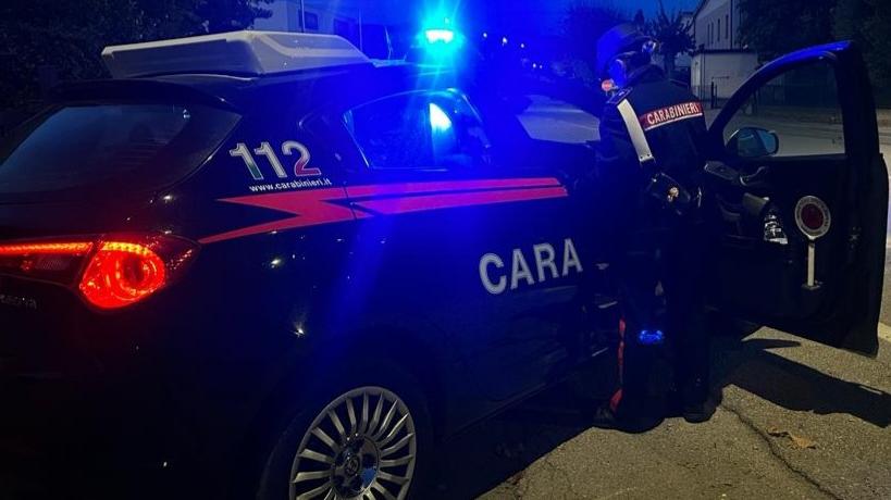 Correggio, distrugge un bar e picchia i carabinieri: denunciato un 52enne