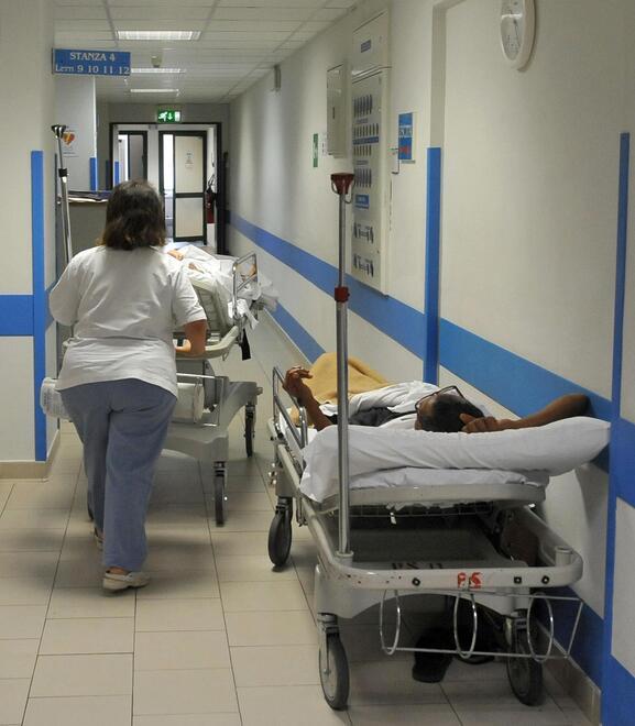 Poveri, vecchi e disabili spesso devono rinunciare alle cure: così si tradisce la nostra Costituzione