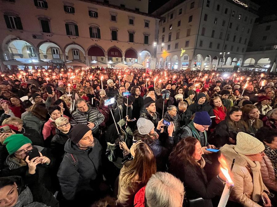
	La fiaccolata in piazza Grande (foto di Franco Silvi)


