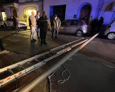 Montelupo, cade un palo della luce: colpito un operaio che stava installando luminarie
