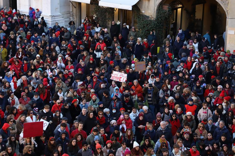 25 novembre, ecco la poesia “Bocche rosse”