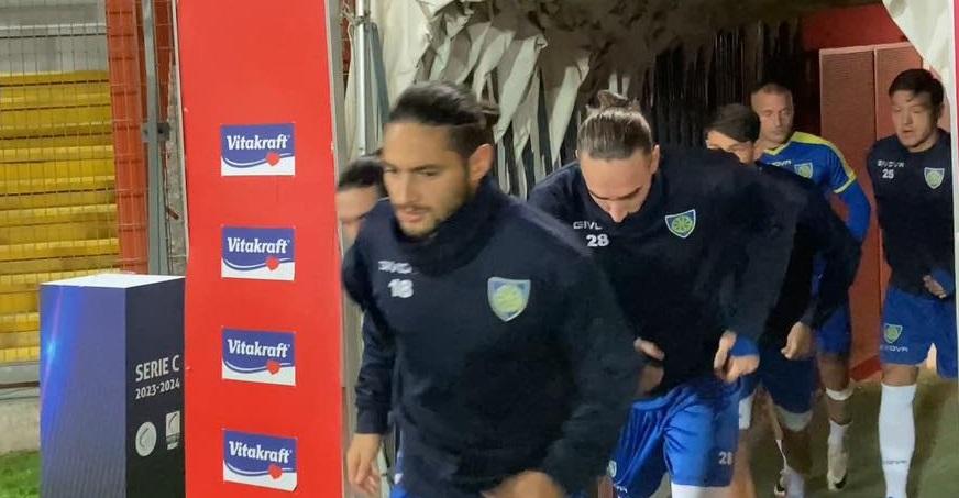 
	L?ingresso in campo della Carrarese (foto Carrarese/Facebook)

