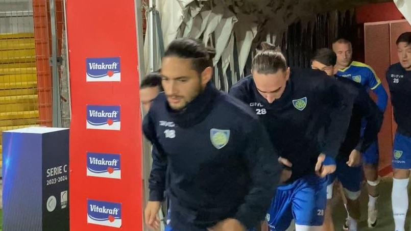 L?ingresso in campo della Carrarese (foto Carrarese/Facebook)