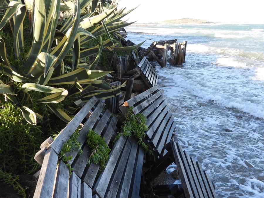 
	Protezioni antierosione divelte dal mare in tempesta

