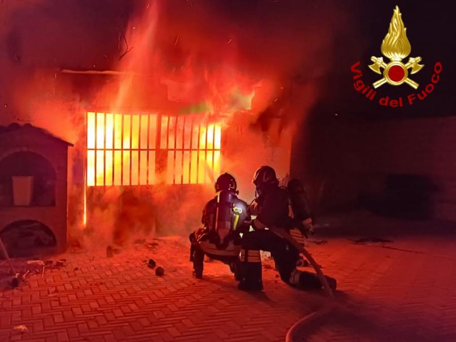 Montecatini, incendio in un’autorimessa: le fiamme distruggono tutto