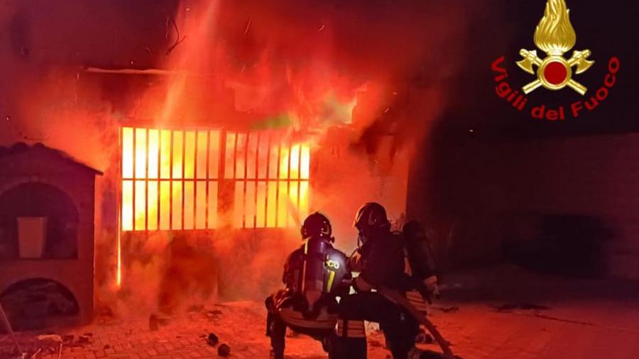 Montecatini, incendio in un’autorimessa: le fiamme distruggono tutto