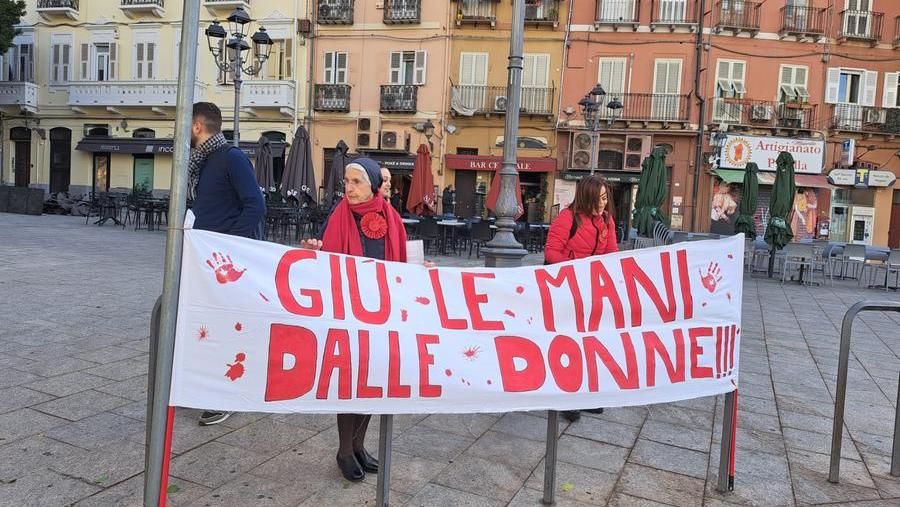 Suor Anna col suo striscione alla manifestazione contro la violenza sulle donne 