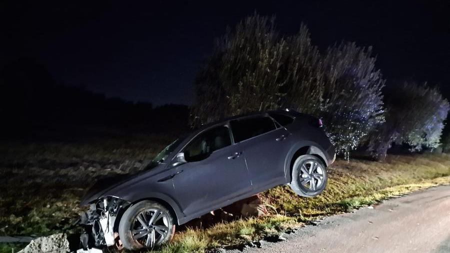 Rispescia, con l’auto va a sbattere contro un palo della luce: ferito un 49enne